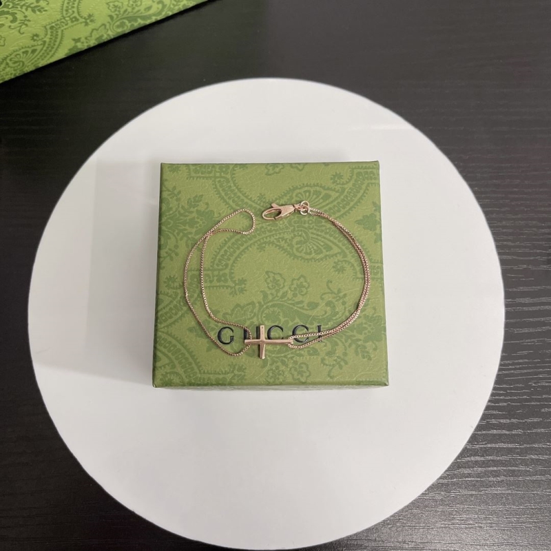 G*u*i bracelets